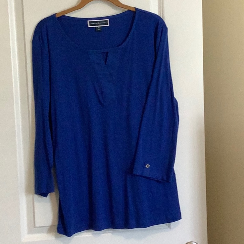 Three-quarter sleeve top in blue
